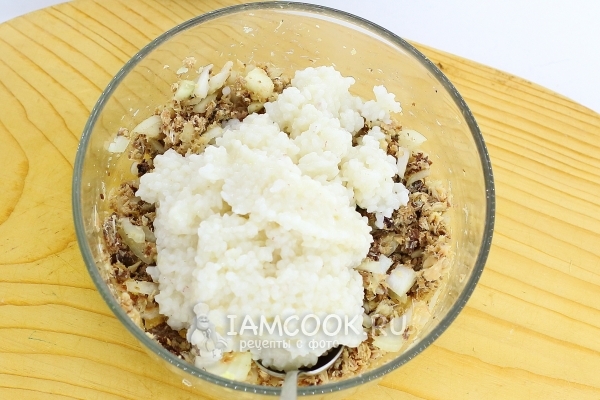 Положить рис