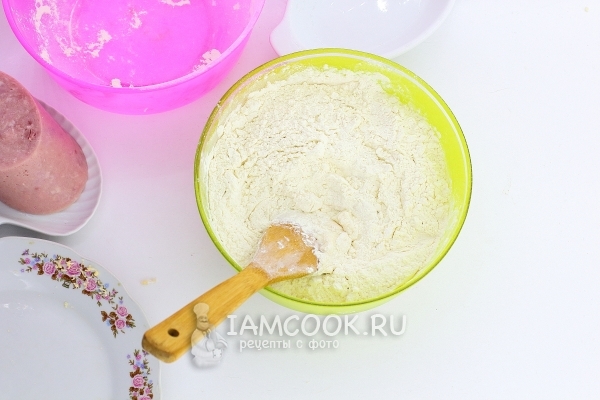 Всыпать муку и размешать тесто