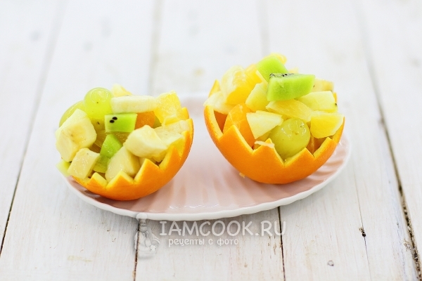 Выложить фрукты в корзинку