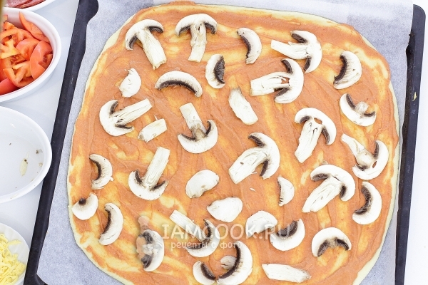 Выложить на тесто грибы