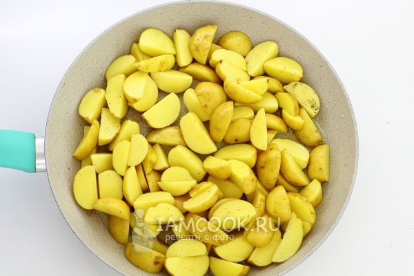 Положить на сковороду картофель