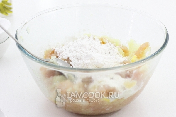 Всыпать крахмал и муку