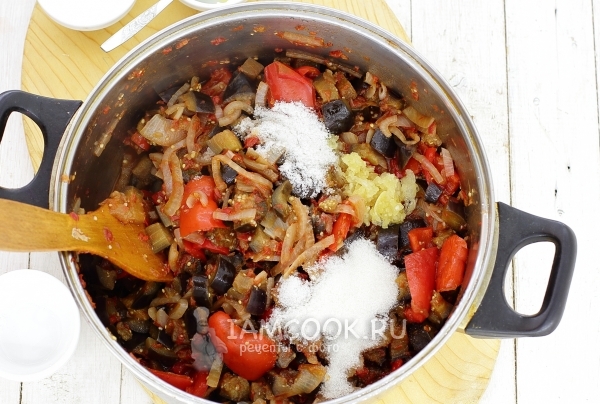 Добавить соль, сахар и чеснок