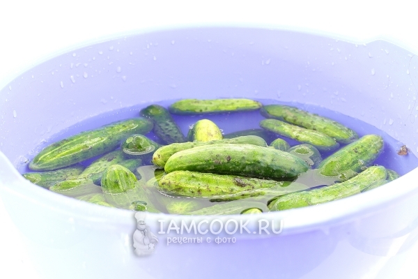Положить огурцы в воду