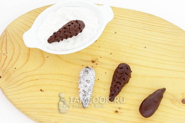 Обсыпать заготовку сахарной пудрой