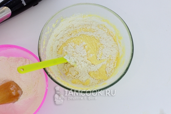 Всыпать муку