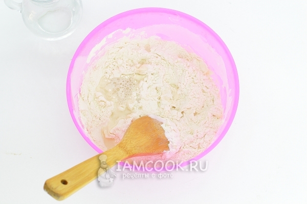 Влить воду в муку