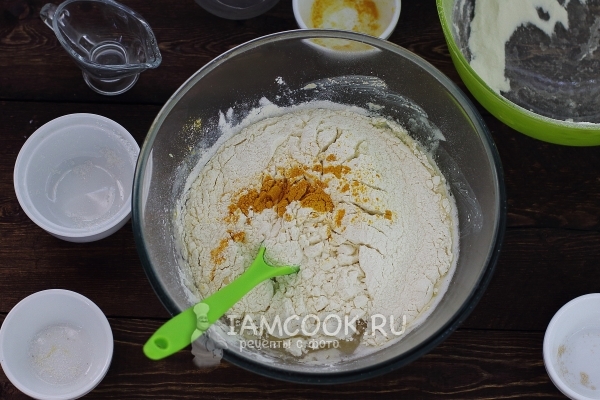 Всыпать муку и куркуму