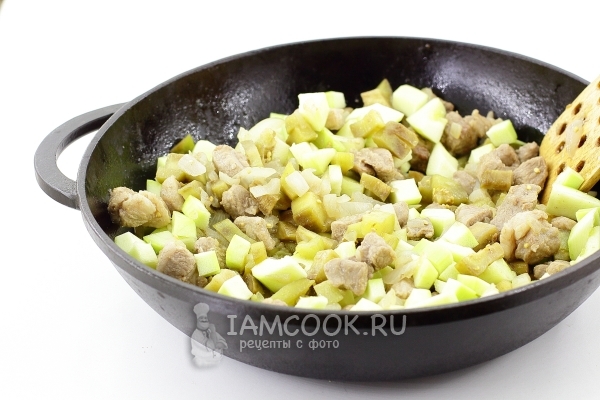 Положить кабачки