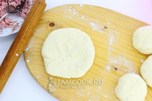 Раскатать тесто с ветчиной