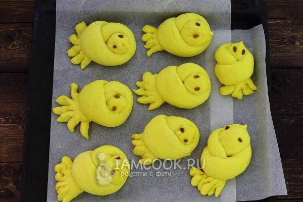 Смазать заготовки водой с сахаром и куркумой