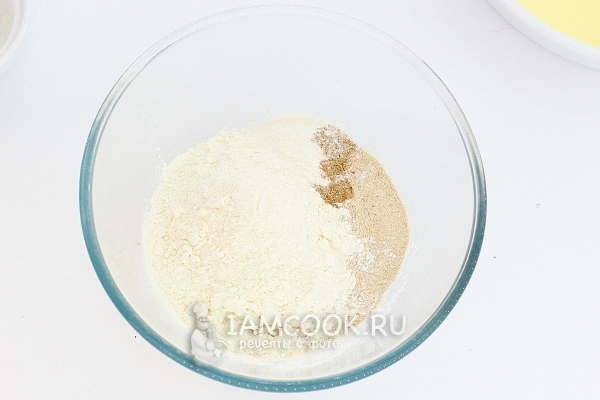 Смешать муку, разрыхлитель и корицу