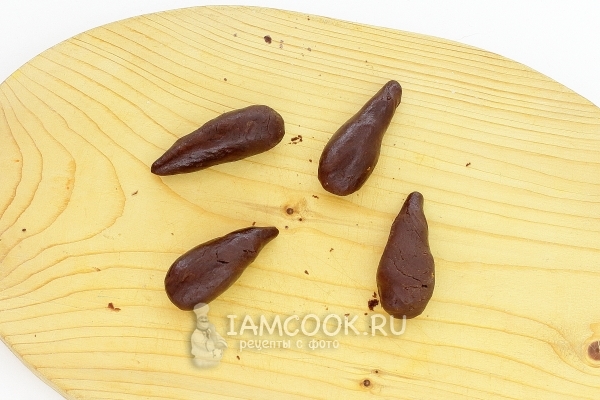 Сформировать из теста основание шишки