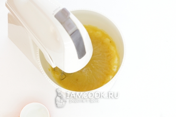 Взбить яблочное пюре с сахаром