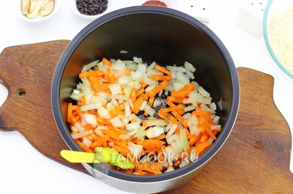 Обжарить лук и морковь