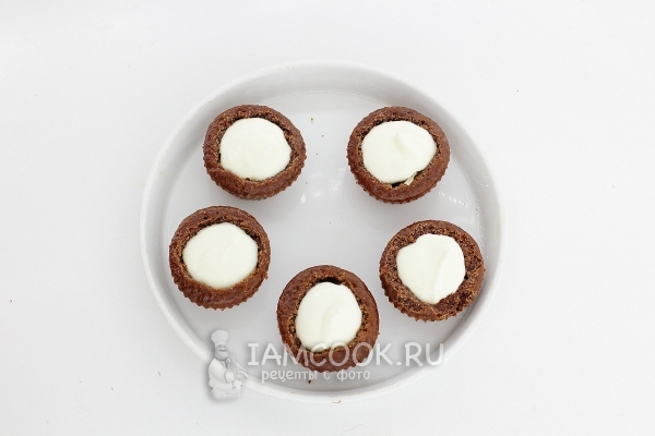 Положить сливочный крем