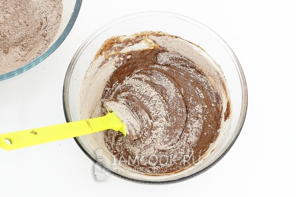 Всыпать мучную смесь