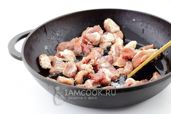 Обжарить мясо