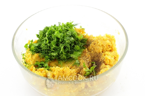 Добавить зелень и приправы