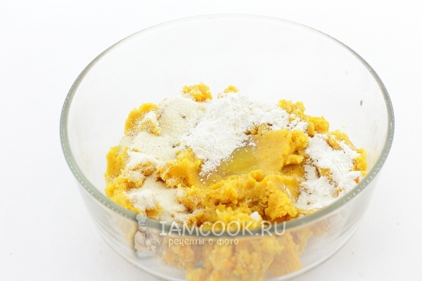Добавить манку, муку и яйцо