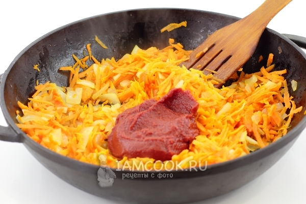 Положить томатную пасту