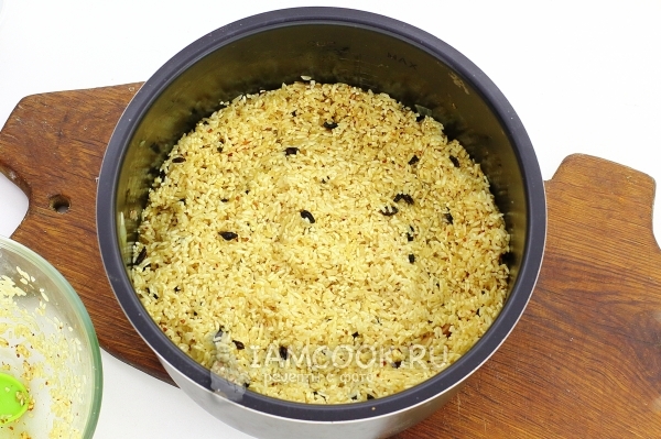 Положить рис со специями