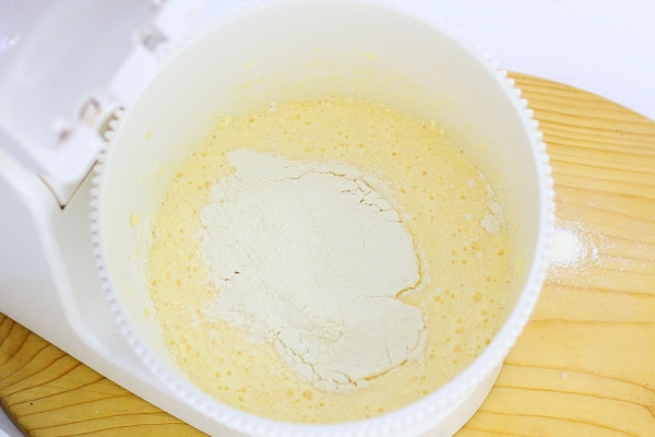 Всыпать муку