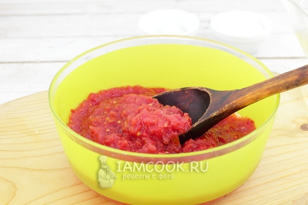 Перекрутить на мясорубке помидоры и перец