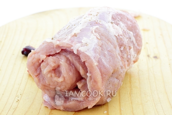 Завернуть мясо с ягодами в рулет