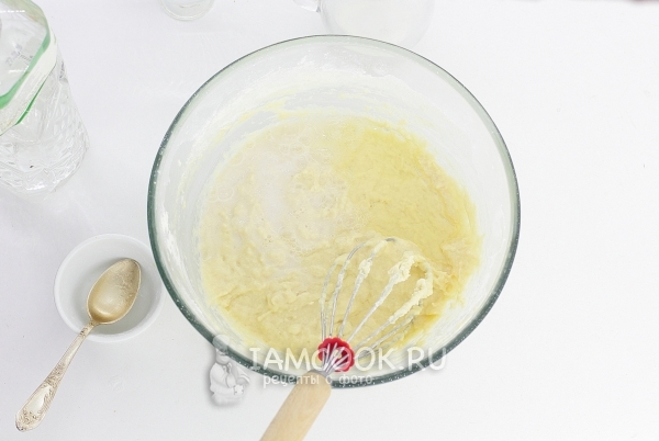 Влили подсолнечное масло с гашеной содой