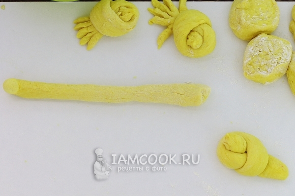 Скатать тесто в жгут