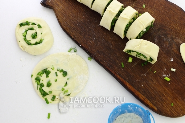 Порезать рулет на кусочки