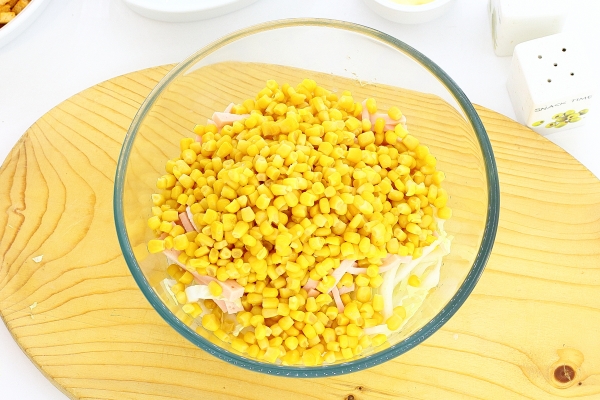 Положить кукурузу