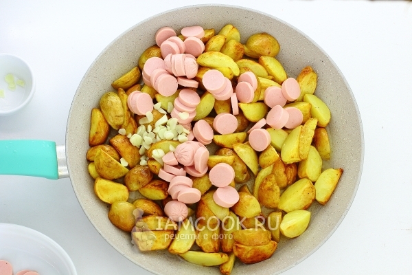 Положить сосиски и чеснок