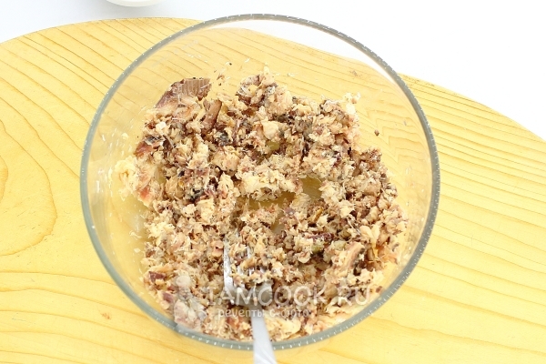 Размять рыбу вилкой