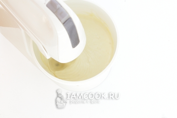 Взбить яблочно-белковую смесь