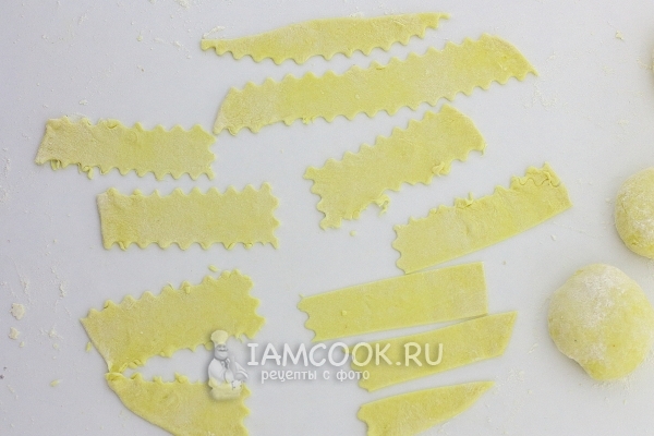 Нарезать тесто на полоски