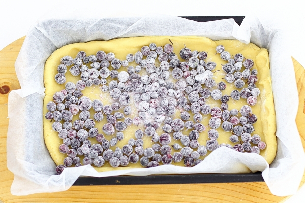 Положить на тесто ягоды