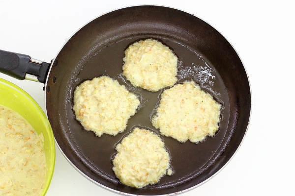 Положить тесто на сковороду