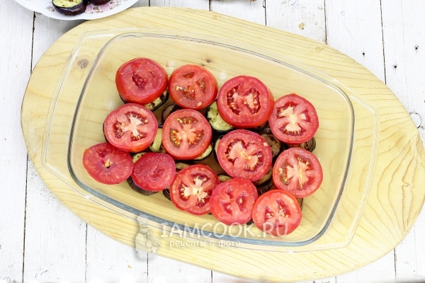 Положить на баклажаны помидоры