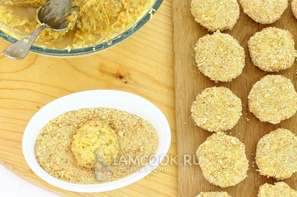 Обвалять котлеты в сухарях
