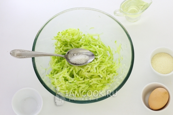 Посолить кабачковую массу для овощных оладушек