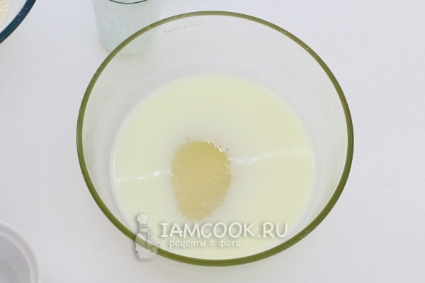 Всыпать в молоко сахар