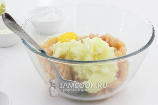 Добавить лук, чеснок и яйцо