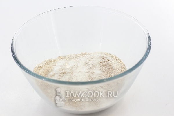 Смешать муку с разрыхлителем