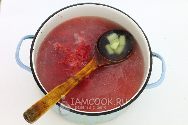 Положить свеклу в суп