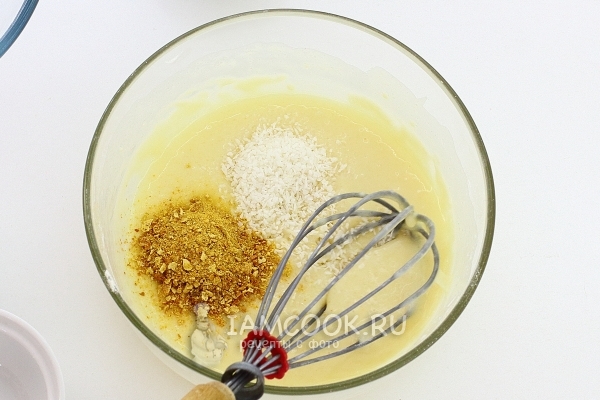 Всыпать цедру апельсина и кокосовую стружку