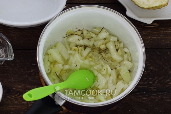 Обжарить лук