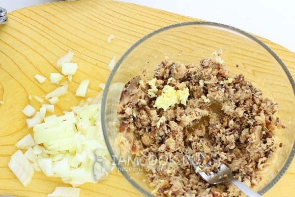 Добавить лук и чеснок