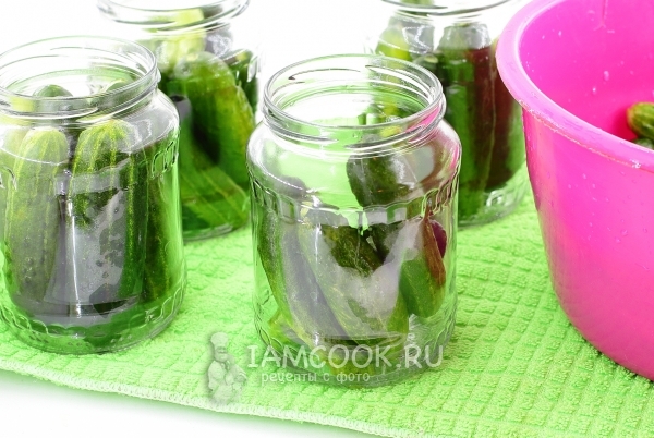 Положить огурцы в банки